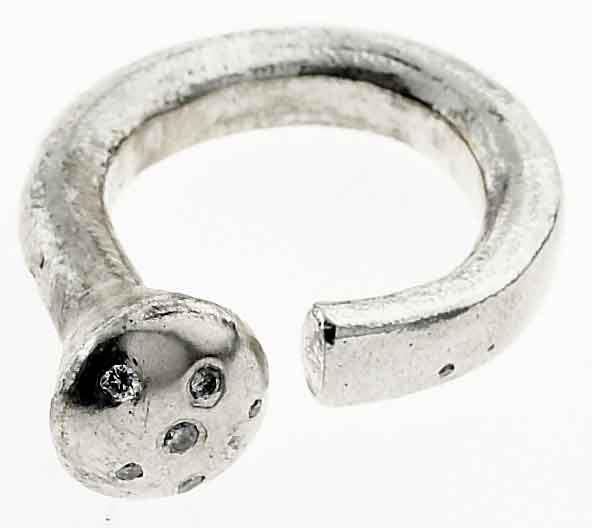 Unusual silverring with diamonds ...