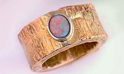 Finnengeschmiedeter Goldring mit Opal