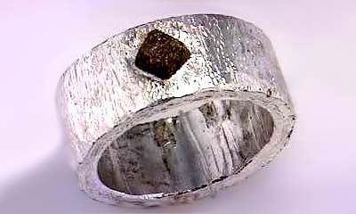 Grobgeschmiedeter Silberring mit Rohdiamant