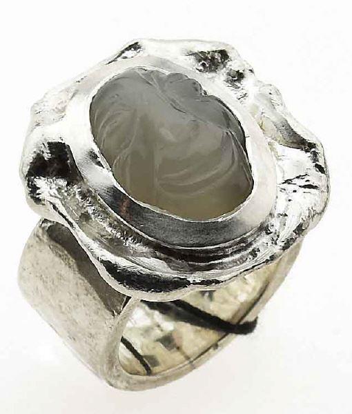 Grob geschmiedeter Silberring mit einem Mondsteinmondgesicht