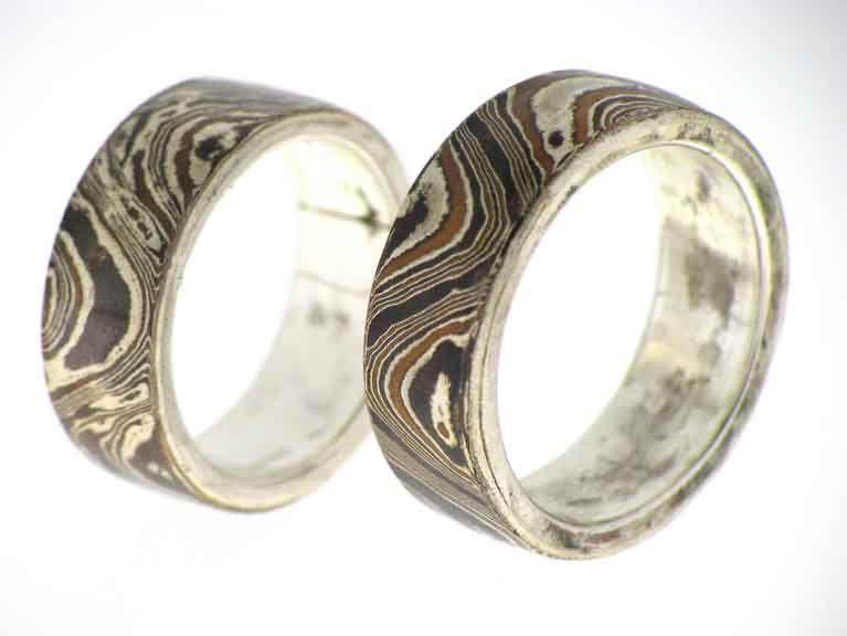 Wellenförmig geschmiedete Mokume Gane Ringe aus Kupfer/Silber