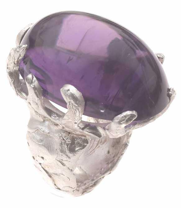 Großer Amethyst Cabochon in groben Krappen gefasst