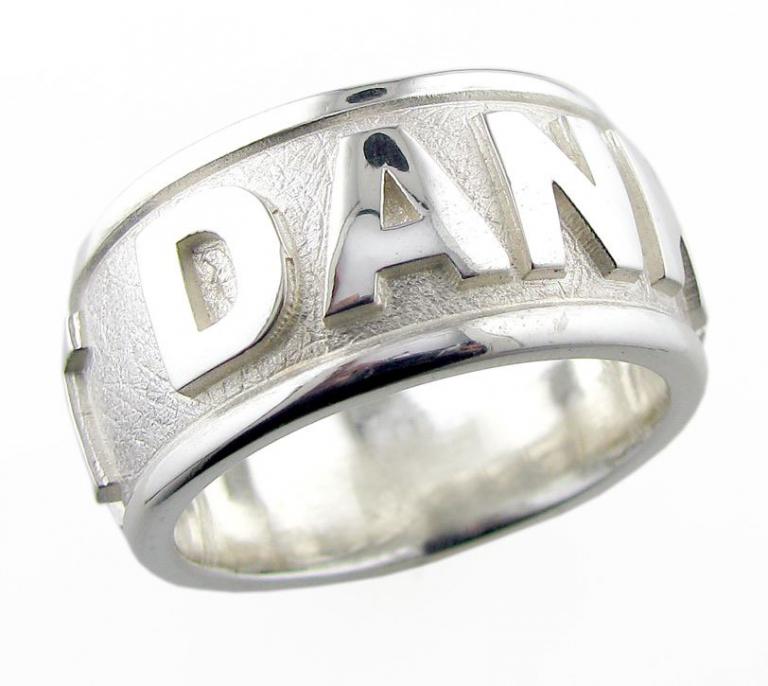 Ein Ring aus Silber geschnitten, der seinen Träger an Versprochenes erinnern soll