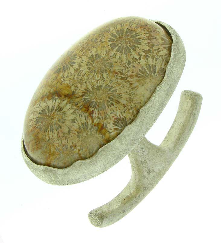 Sehr großer Zwischenfingerring mit Cabochon aus Fossilen Korallwurzeln