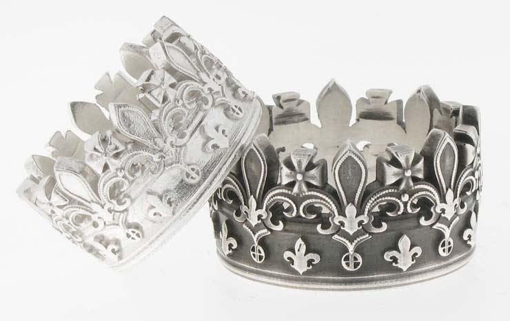 Silberring in Form einer Krone, in einer breiteren Version