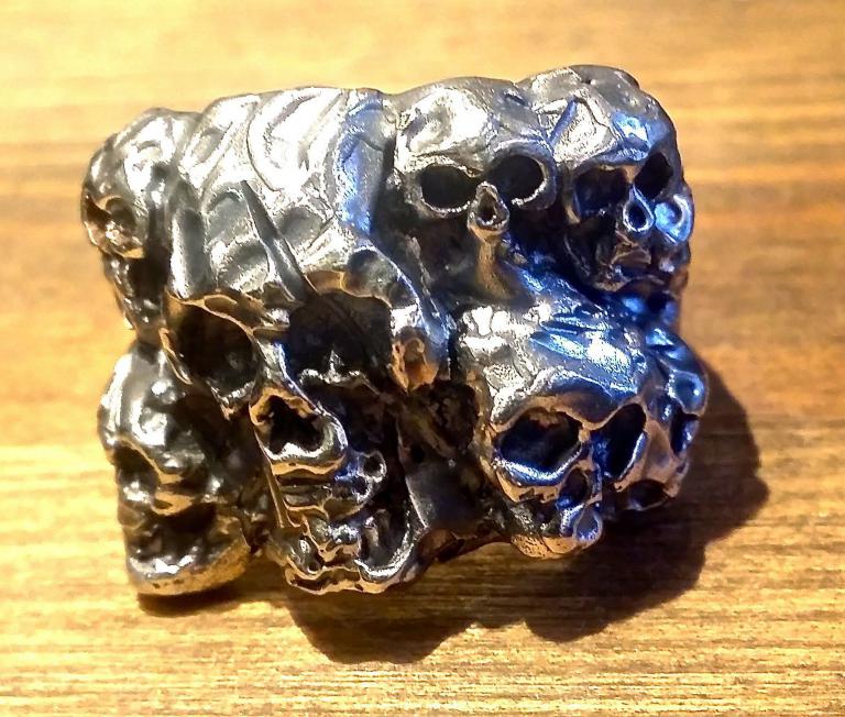 Skullring inspiriert von den Pariser Katakomben