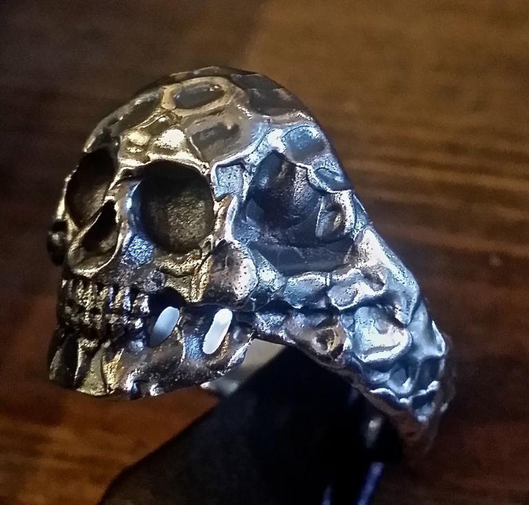 Grob modellierter kleiner Skullring aus Silber