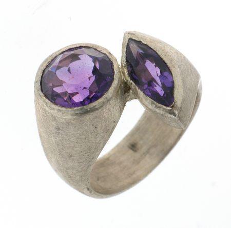 Zwischenfinger Ring mit zwei Amethysten