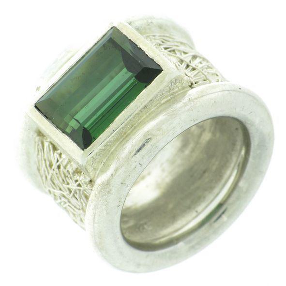 Mit Silbernadel verschweißter Ring und grünem Turmalin