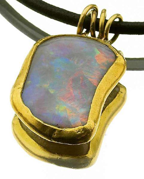 Black opal from Lightning Ridge in finegold ...