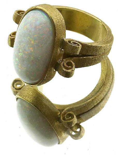 Fein gearbeiteter Goldring mit großem Opal